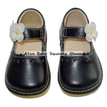 Черные ботинки младенца с белизной цветка малышей ботинок 0-24months